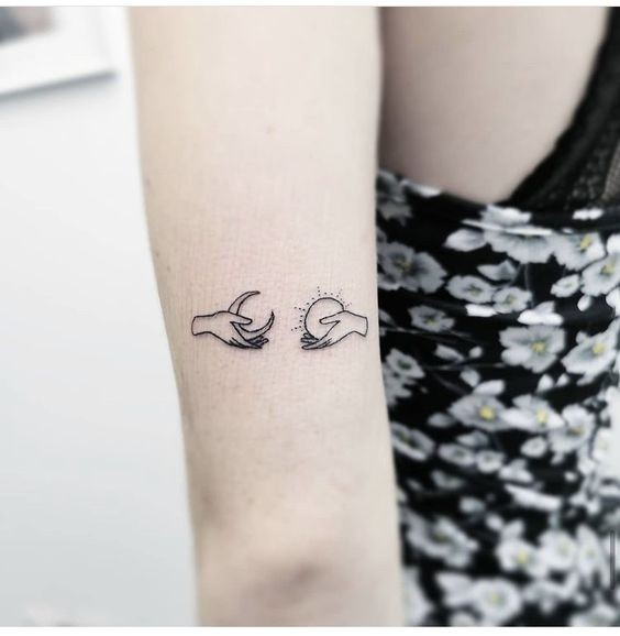 Tatouage couple minimaliste : 25 idées pour trouver le tatouage idéal 4 Tatouage couple minimaliste : 25 idées pour trouver le tatouage idéal 4