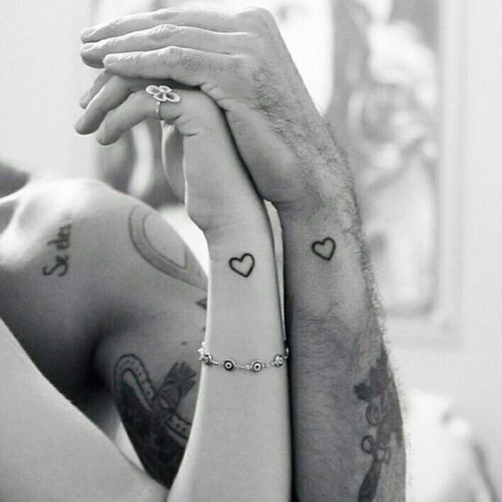 Tatouage couple minimaliste : 25 idées pour trouver le tatouage idéal 6 Tatouage couple minimaliste : 25 idées pour trouver le tatouage idéal 6