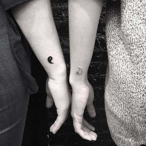 Tatouage couple minimaliste : 25 idées pour trouver le tatouage idéal 9