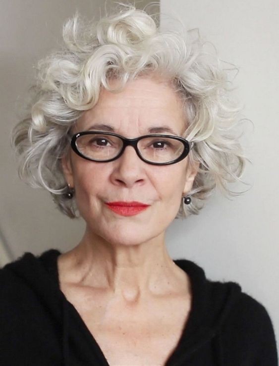 13 Coupes courtes pour femme de 50 ans aux cheveux frisés / bouclés 2 13 Coupes courtes pour femme de 50 ans aux cheveux frisés / bouclés 2