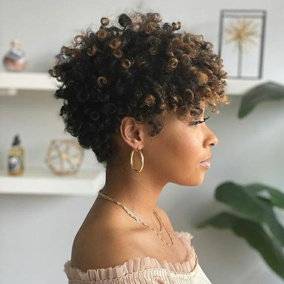 13 Coupes courtes pour femme de 50 ans aux cheveux frisés / bouclés 11