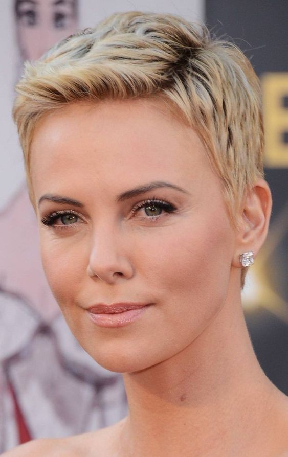 20 Coupes courtes pour femme de 50 ans au visage rond 6 20 Coupes courtes pour femme de 50 ans au visage rond 6