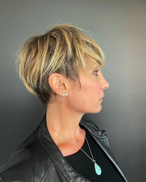 20 Coupes courtes pour femme de 50 ans au visage rond 7 20 Coupes courtes pour femme de 50 ans au visage rond 7