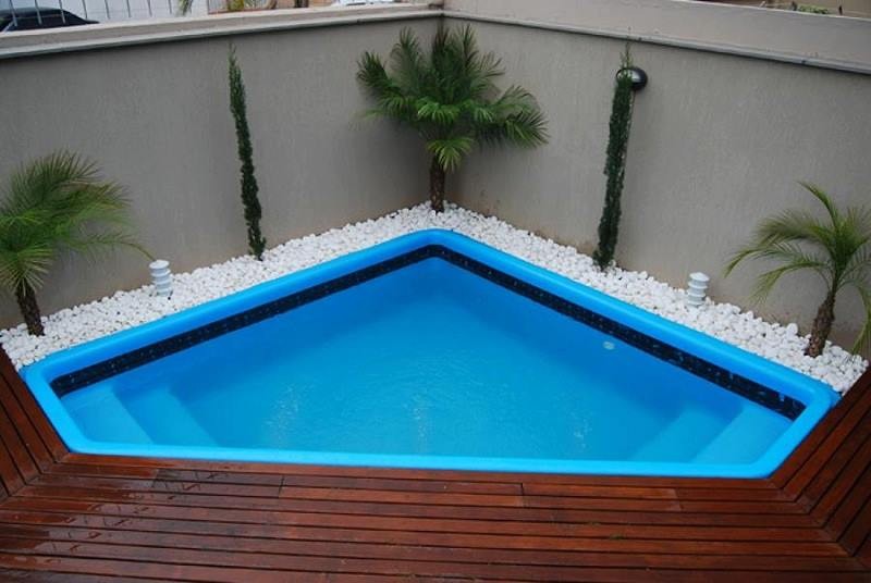 19 piscines bien conçues qui entrent dans une petite cour 17