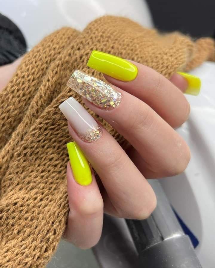 6 Idées de Nails Art pour des Ongles Jaunes 2