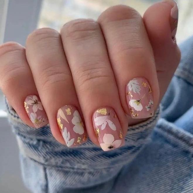 6 idées d'ongles avec des fleurs 1