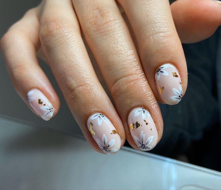 6 idées d'ongles avec des fleurs 3