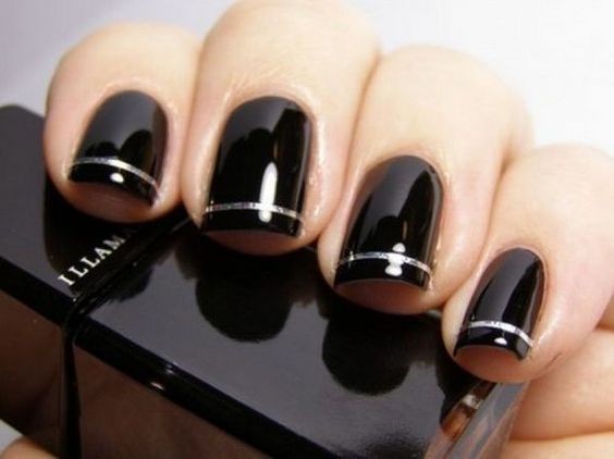 14 idées top pour sublimer tes ongles avec du vernis noir 1