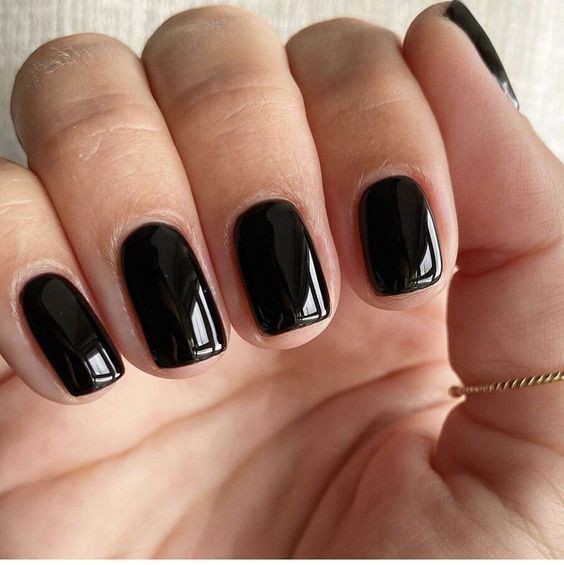 14 idées top pour sublimer tes ongles avec du vernis noir 2