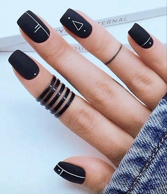 14 idées top pour sublimer tes ongles avec du vernis noir 4