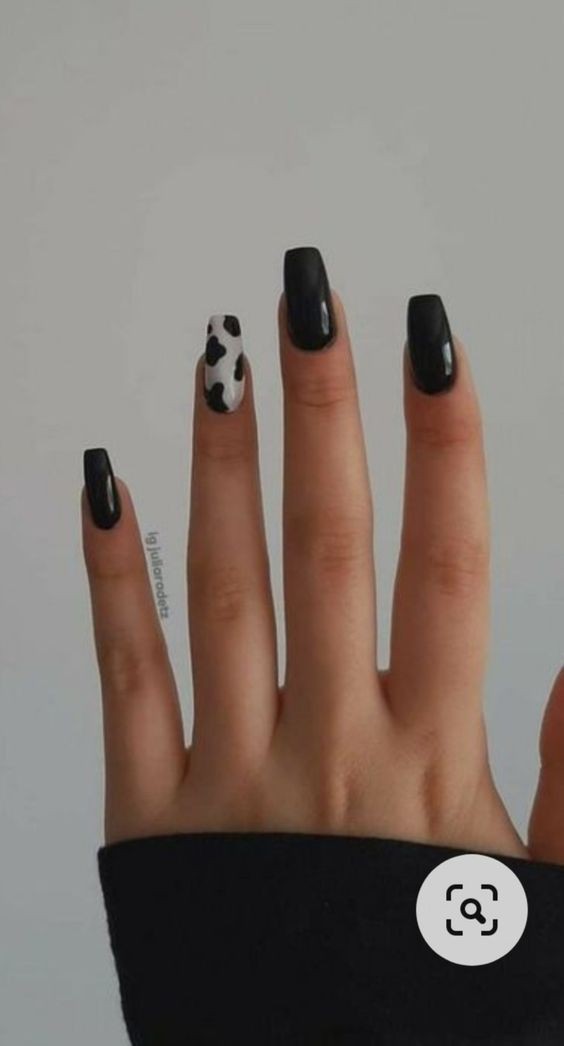 14 idées top pour sublimer tes ongles avec du vernis noir 5