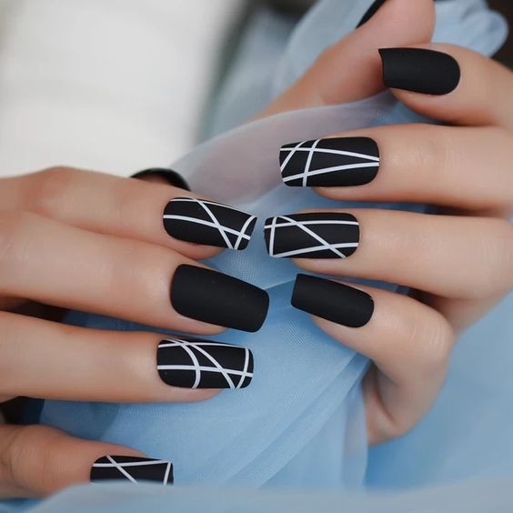 14 idées top pour sublimer tes ongles avec du vernis noir 6