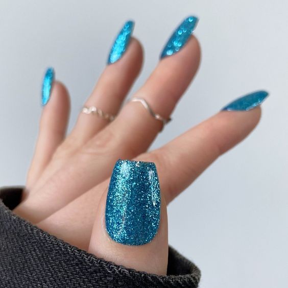 18 top idées de vernis à ongles bleu qui vont te faire craquer à coup sûr 13