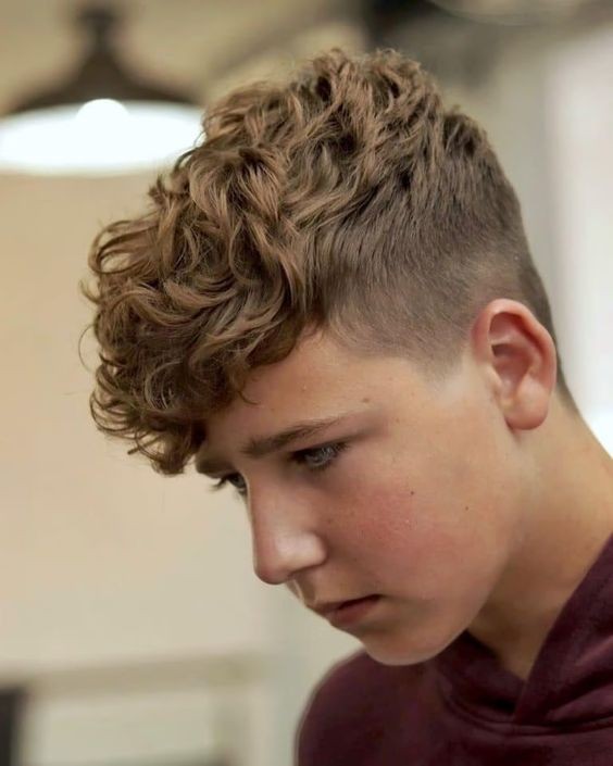 10 idées de coupes pour garçon aux cheveux bouclés 2 10 idées de coupes pour garçon aux cheveux bouclés 2
