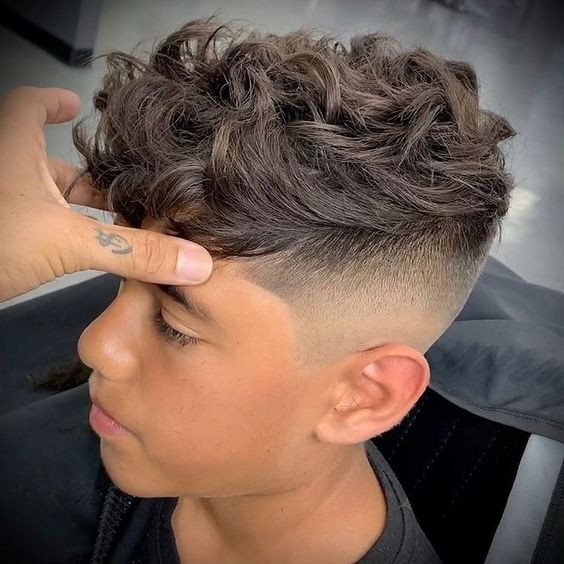 10 idées de coupes pour garçon aux cheveux bouclés 7 10 idées de coupes pour garçon aux cheveux bouclés 7