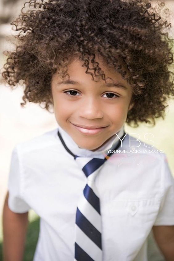 10 idées de coupes pour garçon aux cheveux bouclés 10 10 idées de coupes pour garçon aux cheveux bouclés 10