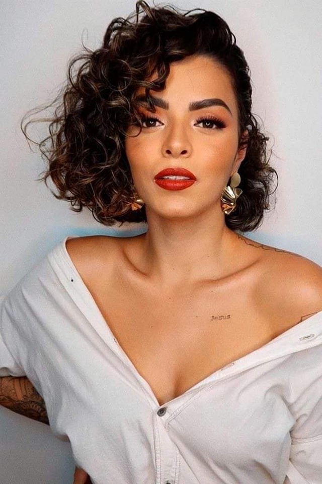 Cheveux bouclés : 30 Coupes tendances 2023 4 Cheveux bouclés : 30 Coupes tendances 2023 4