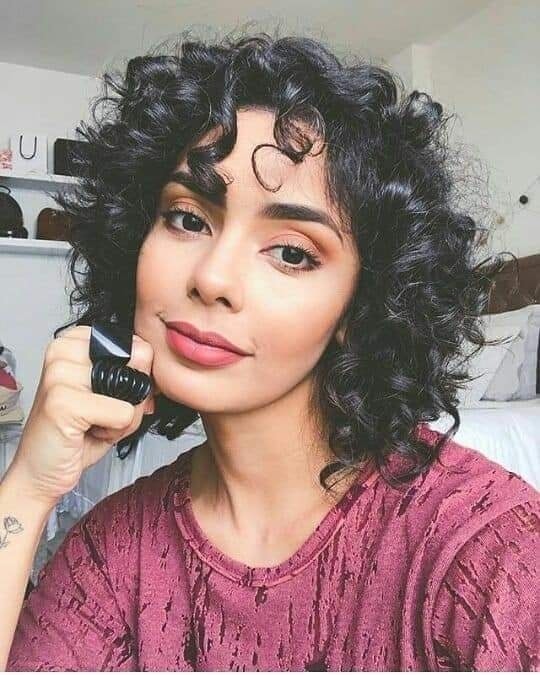 Cheveux bouclés : 30 Coupes tendances 2023 6 Cheveux bouclés : 30 Coupes tendances 2023 6