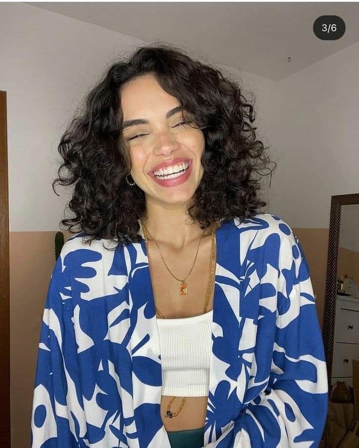 Cheveux bouclés : 30 Coupes tendances 2023 7 Cheveux bouclés : 30 Coupes tendances 2023 7