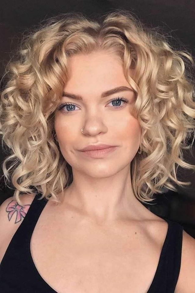 Cheveux bouclés : 30 Coupes tendances 2023 8 Cheveux bouclés : 30 Coupes tendances 2023 8
