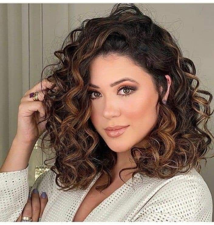 Cheveux bouclés : 30 Coupes tendances 2023 11