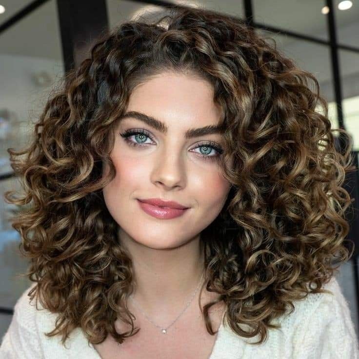 Cheveux bouclés : 30 Coupes tendances 2023 12