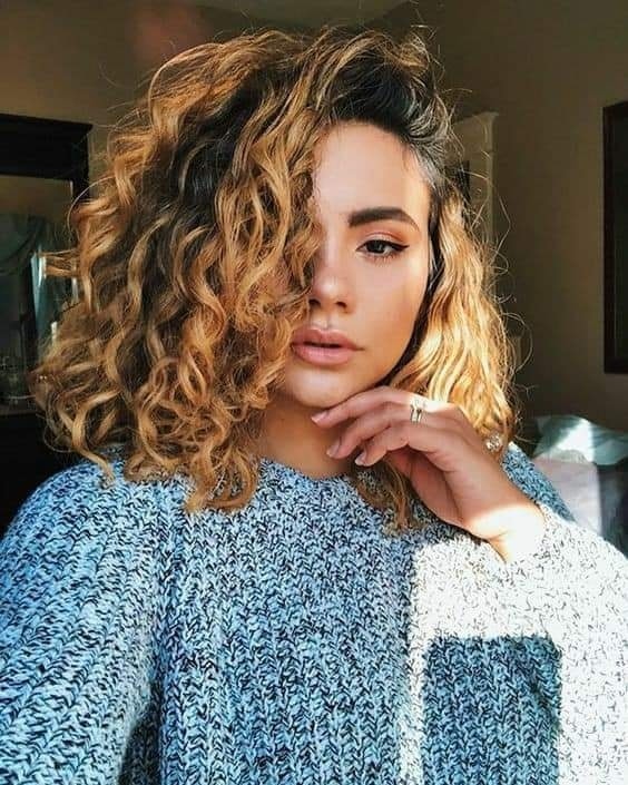 Cheveux bouclés : 30 Coupes tendances 2023 13 Cheveux bouclés : 30 Coupes tendances 2023 13