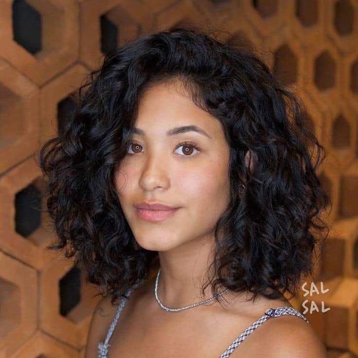 Cheveux bouclés : 30 Coupes tendances 2023 14 Cheveux bouclés : 30 Coupes tendances 2023 14