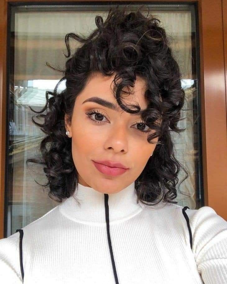 Cheveux bouclés : 30 Coupes tendances 2023 15 Cheveux bouclés : 30 Coupes tendances 2023 15