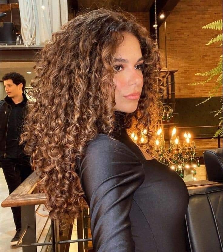 Cheveux bouclés : 30 Coupes tendances 2023 17 Cheveux bouclés : 30 Coupes tendances 2023 17