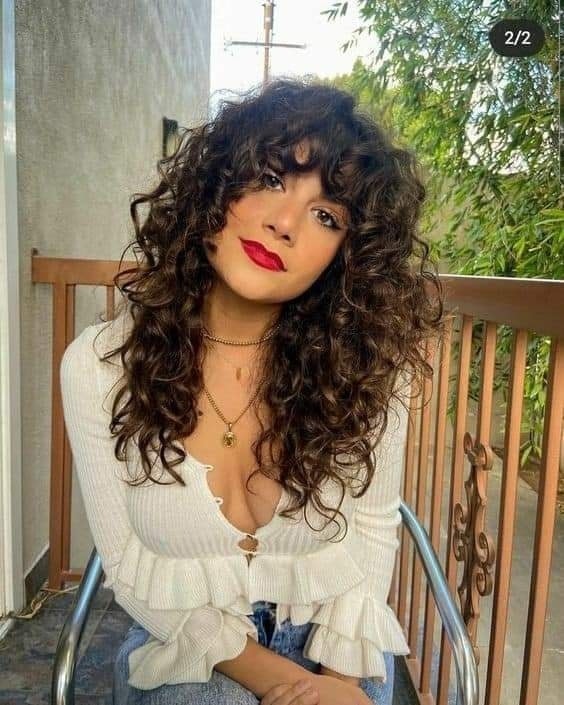 Cheveux bouclés : 30 Coupes tendances 2023 18