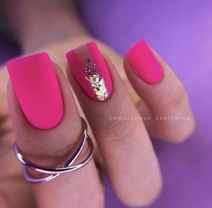 17 idées pour des ongles roses Barbie 7