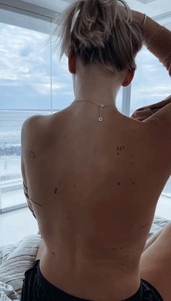 14 Tatouages minimalistes féminins pour le dos 14