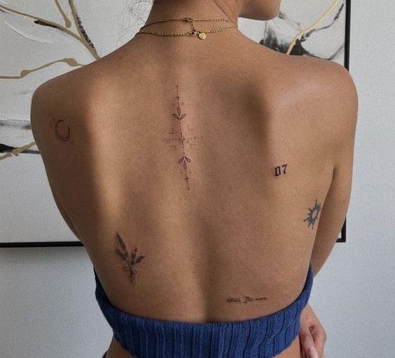 14 Tatouages minimalistes féminins pour le dos 5