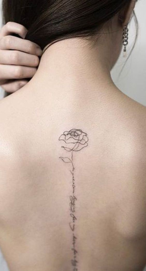 14 Tatouages minimalistes féminins pour le dos 6 14 Tatouages minimalistes féminins pour le dos 6