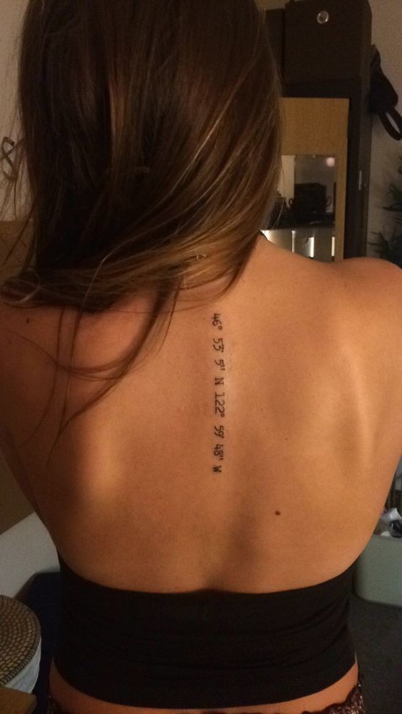14 Tatouages minimalistes féminins pour le dos 9 14 Tatouages minimalistes féminins pour le dos 9
