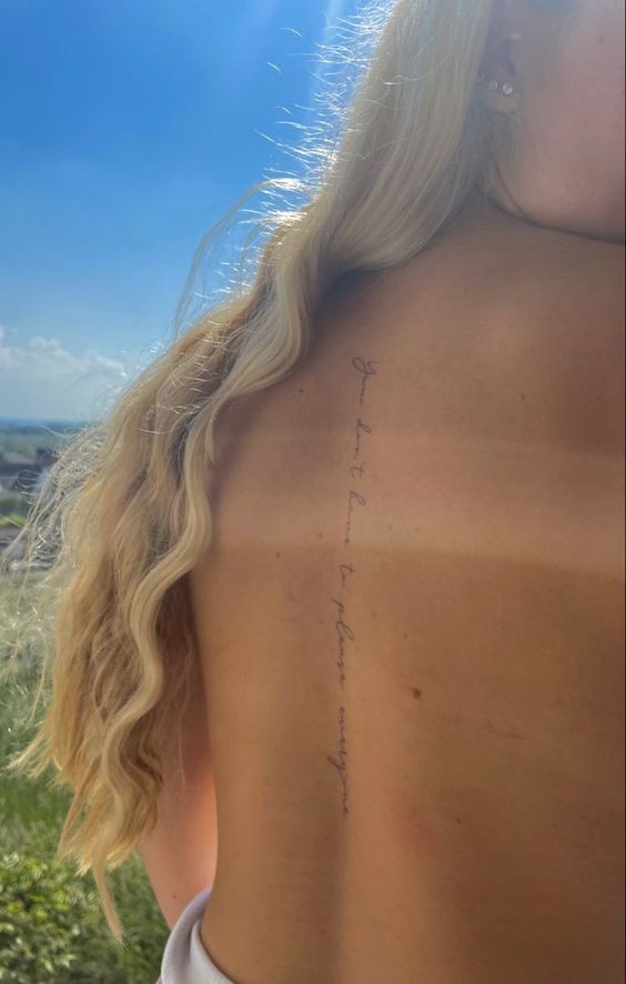 14 Tatouages minimalistes féminins pour le dos 10 14 Tatouages minimalistes féminins pour le dos 10