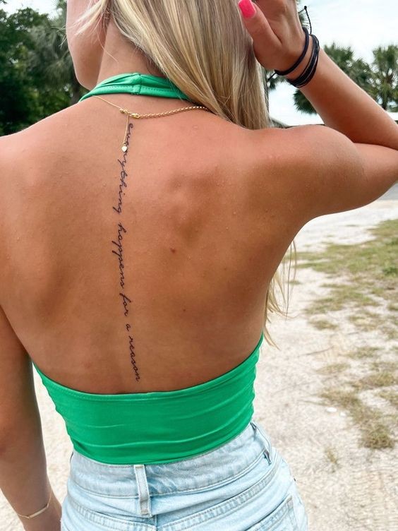 14 Tatouages minimalistes féminins pour le dos 12 14 Tatouages minimalistes féminins pour le dos 12
