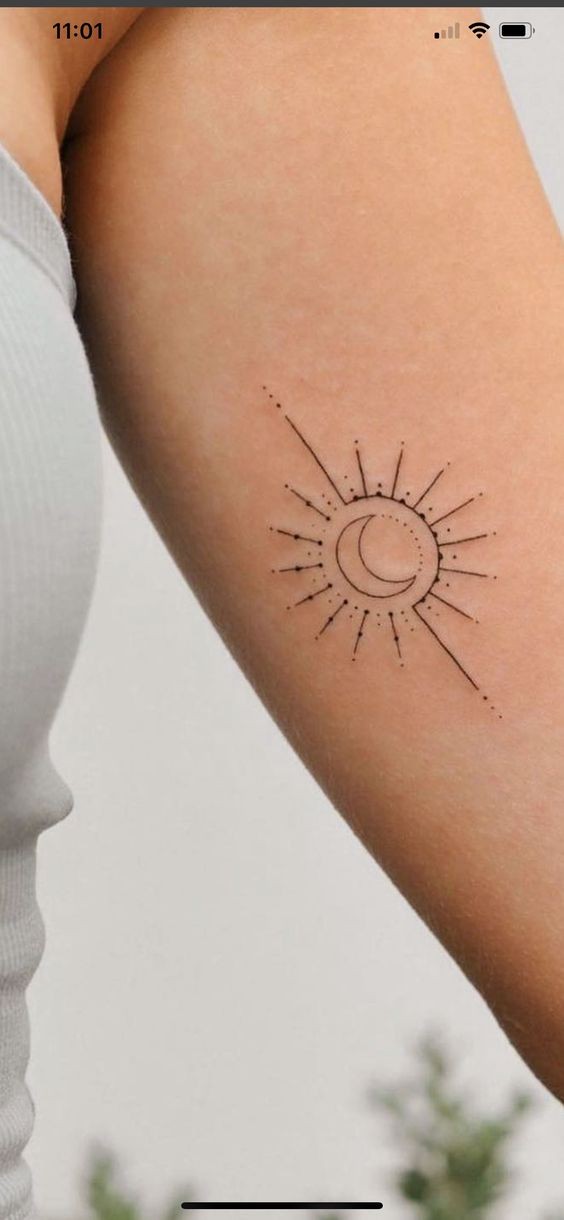 15 Tatouages minimalistes soleil à adopter absolument ! 10