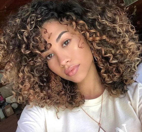 18 Balayages Caramel pour Cheveux Bouclés 1