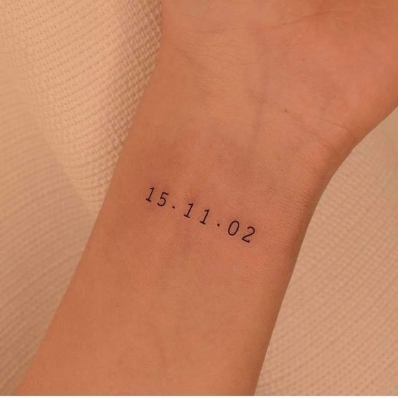 18 idées de tatouages date de naissance 11