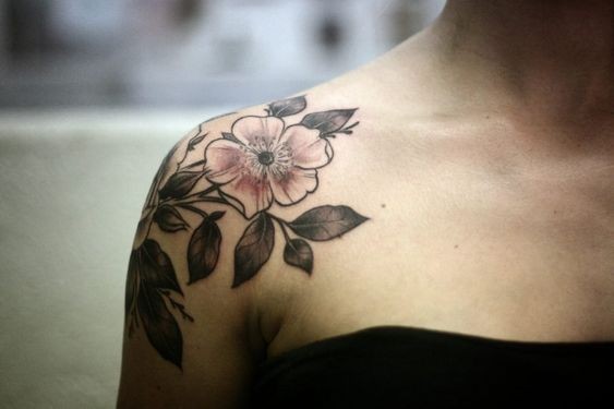 20 idées de tatouage fleurs sur l'épaule (et la signification) 2 20 idées de tatouage fleurs sur l'épaule (et la signification) 2