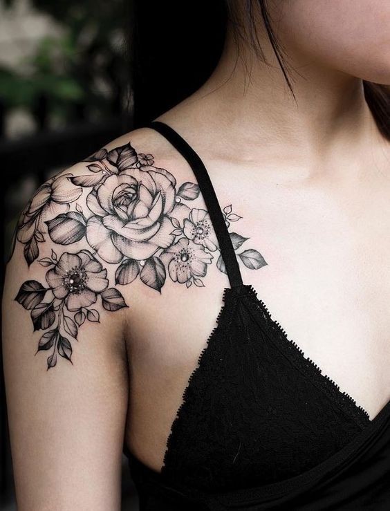 20 idées de tatouage fleurs sur l'épaule (et la signification) 12