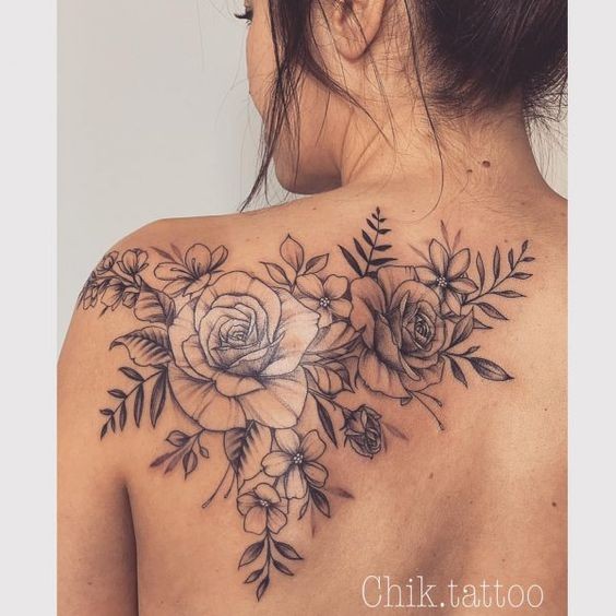 20 idées de tatouage fleurs sur l'épaule (et la signification) 10