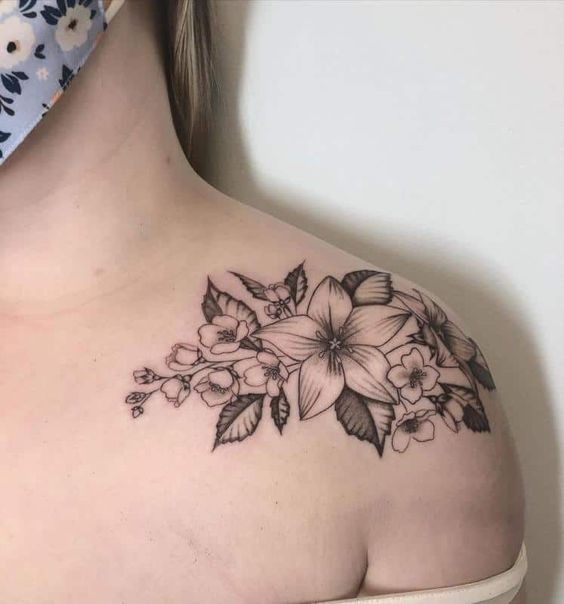20 idées de tatouage fleurs sur l'épaule (et la signification) 11