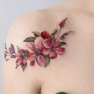 20 idées de tatouage fleurs sur l'épaule (et la signification) 22