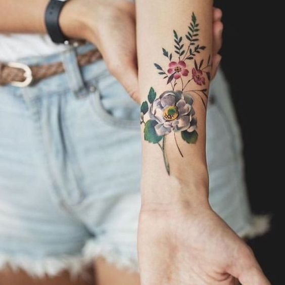 20 idées de tatouage fleurs sur l'épaule (et la signification) 23