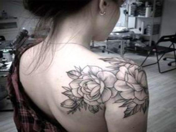 20 idées de tatouage fleurs sur l'épaule (et la signification) 24