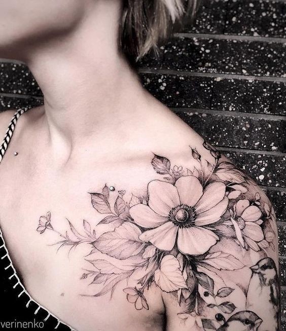 20 idées de tatouage fleurs sur l'épaule (et la signification) 26