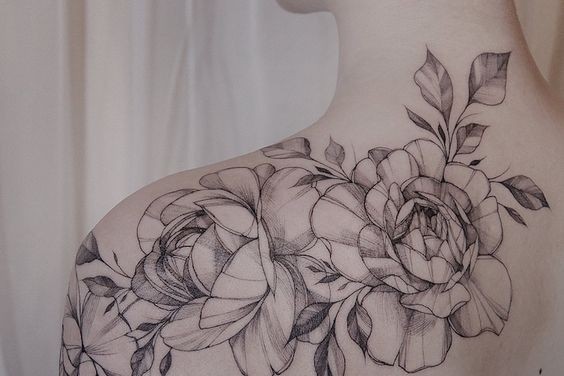 20 idées de tatouage fleurs sur l'épaule (et la signification) 27
